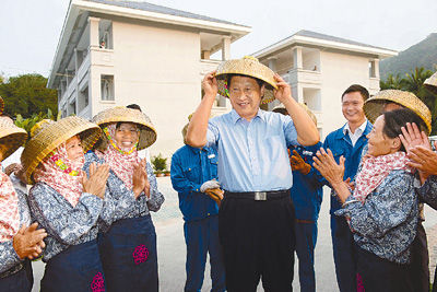 習(xí)近平考察海南時(shí)戴上黎族民眾所遞斗笠